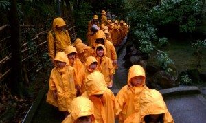 雨の登園