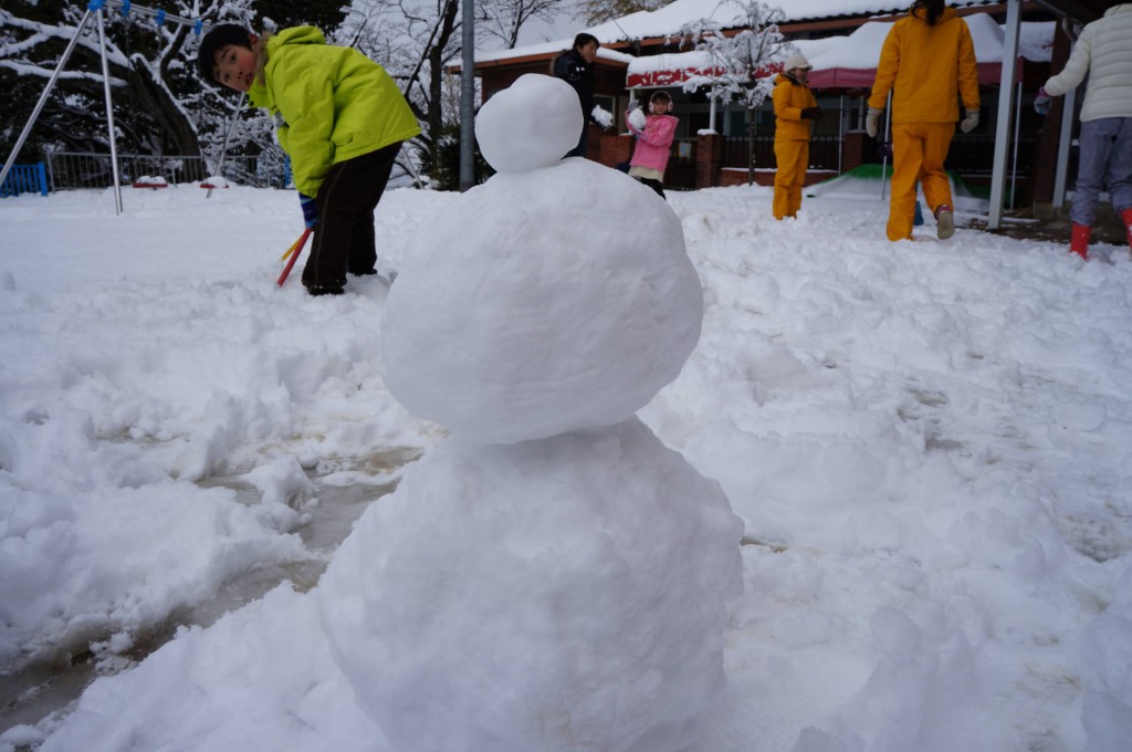 さっそく雪だるまができました