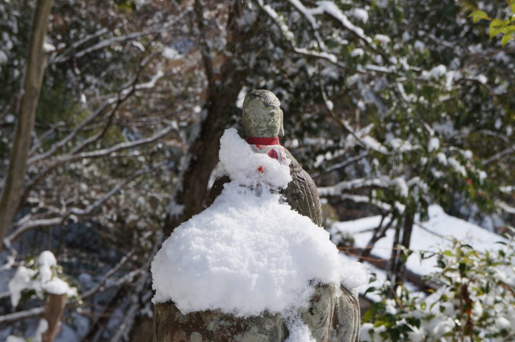 「あっ　こんなところに　おじぞうさまが！」　お昼には雪もとけはじめ、傘をかぶせてあげなくてもよくなりました^^