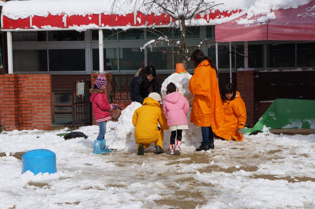 後半、だいぶ地面も見えてきました。子どもたちの背丈をこえる大きさの雪だるまがほぼできあがりました。