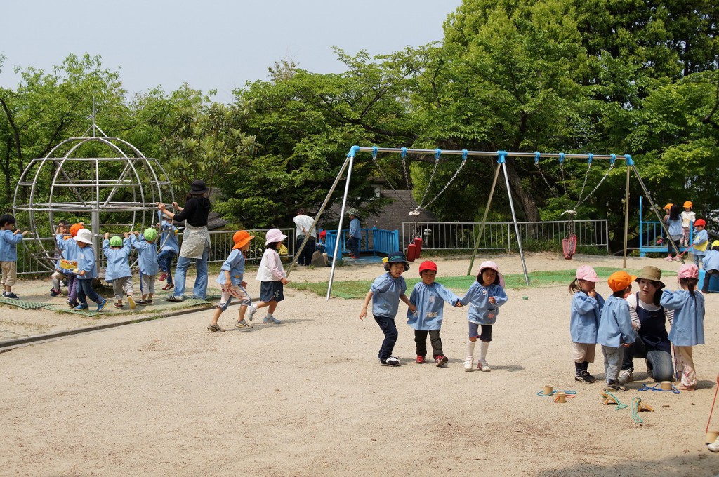 園庭で遊ぶ子どもたち