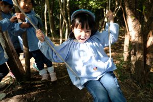 さっそくブランコで遊ぶ子もいれば