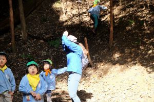 先生を巻き込んでバナナ鬼をする子どもたちも