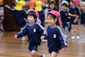 次は「男の子と女の子でてをつないでください」