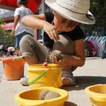 「おすなをかけたら、もっとつるつるしてくるんだよ」