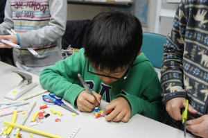 ロボットに顔を書き込んでいるところ。