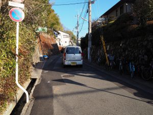 山の下に着きました。