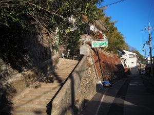 石段を登ります。